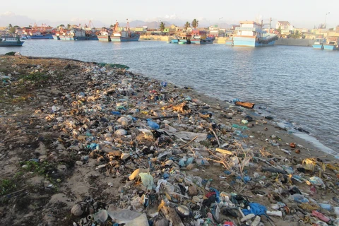 Rác thải khó phân hủy ngập tràn trên bờ tại khu vực cảng cá Đông Hải, thành phố Phan Rang-Tháp Chàm. (Ảnh: Nguyễn Thành/TTXVN)