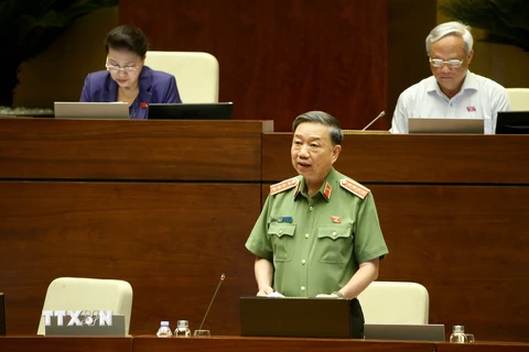 Bộ trưởng Bộ Công an Tô Lâm giải trình ý kiến của đại biểu Quốc hội. (Ảnh: Dương Giang/TTXVN)