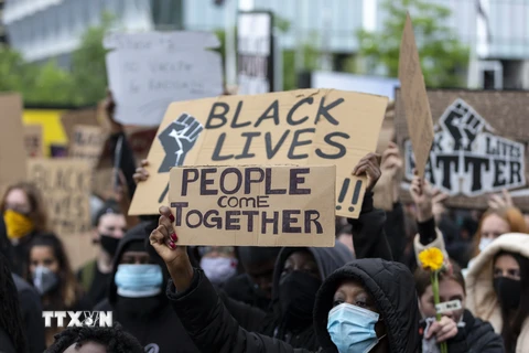 Người biểu tình tham gia cuộc tuần hành chống phân biệt chủng tộc tại London, Anh ngày 7/6/2020. (Nguồn: THX/TTXVN)