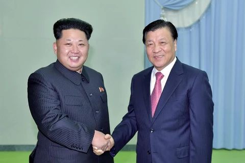 Bí thư Ban Bí thư Đảng Cộng sản Trung Quốc Lưu Vân Sơn (phả) bắt tay nhà lãnh đạo Triều Tiên Kim Jong-Un. (Nguồn: Xinhua)