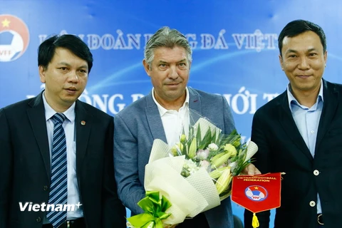 Ông Gede tự tin trong buổi ra mắt bóng đá Việt Nam. (Ảnh: Minh Chiến/Vietnam+)