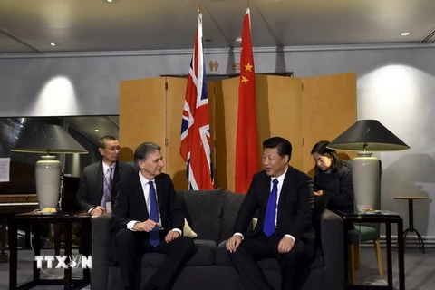 Ngoại trưởng Anh Philip Hammond (thứ hai, trái) và Chủ tịch Trung Quốc Tập Cận Bình (thứ hai, phải) trong cuộc gặp tại London ngày 19/10. (Nguồn: AFP/TTXVN)