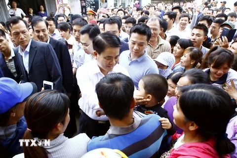 Chủ tịch UBND thành phố Hà Nội Nguyễn Đức Chung với bà con xã Đồng Tâm. (Ảnh: An Đăng/ TTXVN)