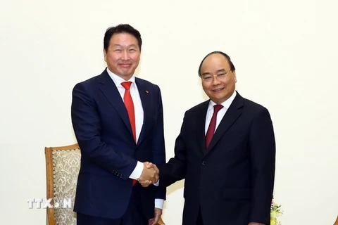 Thủ tướng Nguyễn Xuân Phúc tiếp Chủ tịch Tập đoàn SK Hàn Quốc Chey Tae-won. (Ảnh: Thống Nhất/TTXVN)