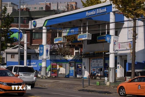 Một trạm xăng ở thủ đô Seoul, Hàn Quốc. (Ảnh: AFP/TTXVN)