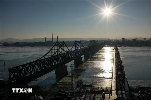 Cây cầu Hữu nghị Trung-Triều (trái) nối thị trấn Sinuiju của Triều Tiên với thành phố Đan Đông của Trung Quốc ngày 11/1. (Nguồn: AFP/TTXVN)