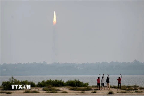 Tên lửa đẩy PSLV-C43 mang theo vệ tinh quan sát HysIS rời bệ phóng từ Trung tâm vũ trụ Satish Dhawan (SDSC), đảo Sriharikota, ngoài khơi vịnh Bengal ngày 29/11/2018. (Ảnh: AFP/TTXVN)