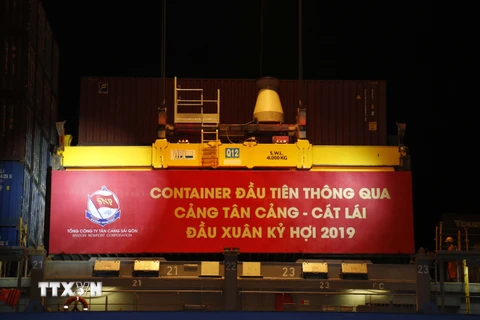 Chuyến hàng đầu xuân Kỷ Hợi 2019 tại cảng Cát Lái đêm Giao thừa. (Ảnh:Hoàng Hải/TTXVN)
