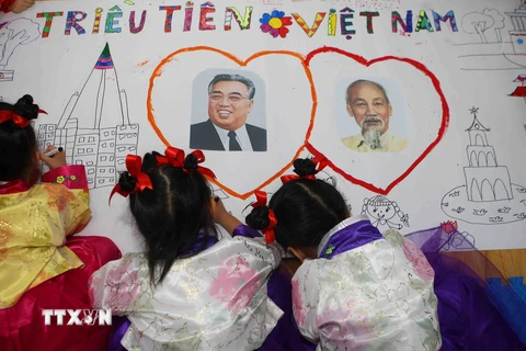 Các bé trong lớp học mang tên Kim Nhật Thành tham gia vẽ bức tranh về chủ đề Tình hữu nghị giữa hai nước Việt Nam-Triều Tiên. (Ảnh: Thanh Tùng/TTXVN)