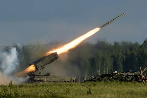 Súng phun lửa tự hành hạng nặng TOS-1A trong buổi trình diễn Triển lãm Quốc phòng 2015. (Nguồn: Sputniknews)