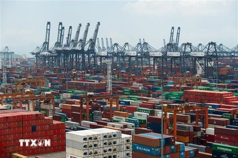 Vận chuyển hành hóa tại cảng Yantian ở Thâm Quyến, tỉnh Quảng Đông, Trung Quốc. (Ảnh: THX/TTXVN)