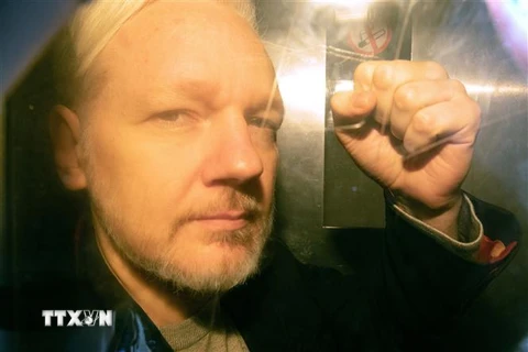 Ông Julian Assange tới tòa án ở London, Anh ngày 1/5/2019. (Ảnh: AFP/TTXVN)