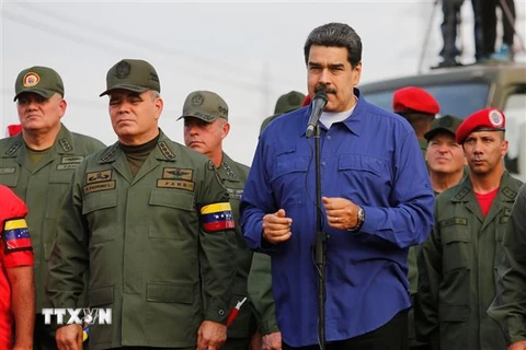 Tổng thống Venezuela Nicolas Maduro (giữa) phát biểu trong cuộc họp với các binh sĩ tại bang miền Trung Aragua, ngày 17/5. (Ảnh: AFP/TTXVN)