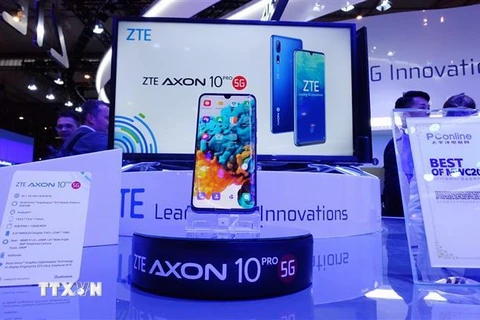 Mẫu điện thoại Axon 10 Pro của ZTE được giới thiệu tại Hội nghị di động thế giới tại Barcelona, Tây Ban Nha, ngày 26/2/2019. (Ảnh: THX/ TTXVN)