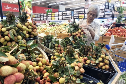 Người tiêu dùng Tp. Hồ Chí Minh mua vải thiều Lục Ngạn, Bắc Giang tại Co.opmart Huỳnh Tấn Phát, Quận 7. (Ảnh: Mỹ Phương/TTXVN)