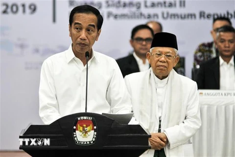Tổng thống Indonesia Joko Widodo (trái) phát biểu tại thủ đô Jakarta. (Ảnh: AFP/TTXVN)