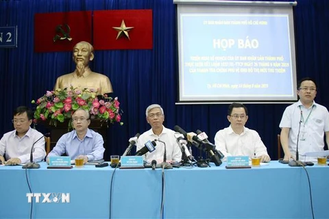 Lãnh đạo UBND Thành phố Hồ Chí Minh cùng đại diện các sở ngành Thành phố chủ trì buổi họp báo. (Ảnh: Tiến Lực/TTXVN)