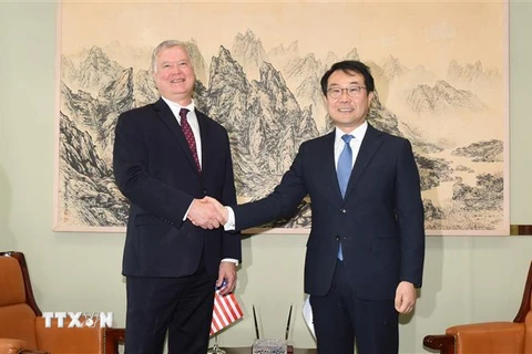 Trưởng đoàn đàm phán hạt nhân Hàn Quốc Lee Do-hoon (phải) và Đại diện đặc biệt của Mỹ về vấn đề Triều Tiên Stephen Biegun tại cuộc hội đàm ở Seoul, Hàn Quốc, ngày 21/8. (Ảnh: YONHAP/TTXVN)