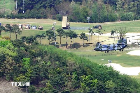 Hệ thống phòng thủ tên lửa tầm cao giai đoạn cuối (THAAD) được lắp đặt tại căn cứ quân sự ở Seongju, Hàn Quốc. (Ảnh: AFP/TTXVN)