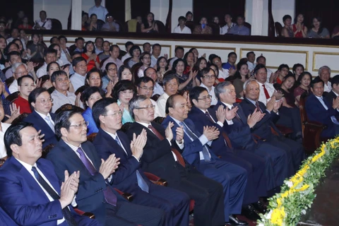 Thủ tướng Nguyễn Xuân Phúc, Thường trực Ban Bí thư Trần Quốc Vượng và các đồng chí lãnh đạo Đảng, Nhà nước dự chương trình. (Ảnh: Thống Nhất/TTXVN)
