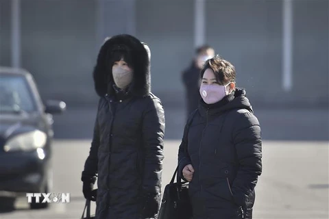 Người dân đeo khẩu trang đề phòng lây nhiễm COVID-19 tại Bình Nhưỡng, Triều Tiên ngày 6/2/2020. (Ảnh: AFP/TTXVN)