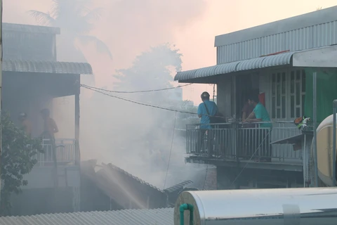 Đám cháy với cột khói cao bao trùm và lan ra cả các khu nhà liền kề của phường Mỹ Bình, thành phố Long Xuyên (An Giang). (Ảnh: Công Mạo/TTXVN)