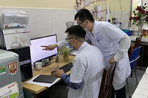 Tiến hành xét nghiệm xác định virus SARS-CoV-2 bằng máy sinh học phân tử Realtime PCR tự động tại thành phố Hải Phòng. (Ảnh: TTXVN phát)