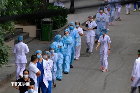 Cán bộ, y, bác sỹ Bệnh viện Bạch Mai xếp hàng chờ lấy mẫu xét nghiệm COVID-19. (Ảnh minh họa: Phạm Hùng/TTXVN phát)