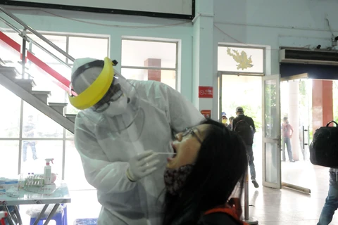 Nhân viên y tế lấy mẫu xét nghiệm virus SARS-Cov-2. (Ảnh: Tiến Lực/TTXVN)