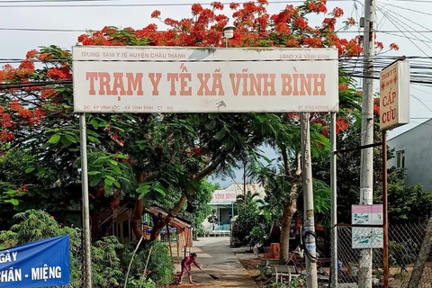  Trạm y tế xã Vĩnh Bình (Châu Thành, An Giang) nơi đang thực hiện cách ly tập trung đối với hai em học sinh và bà ngoại. (Ảnh: Công Mạo/TTXVN)