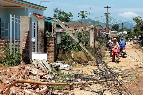 Dông lốc làm nhiều gia đình bị thiệt hại về tài sản tại Phú Thọ. (Ảnh: Trung Kiên/TTXVN)