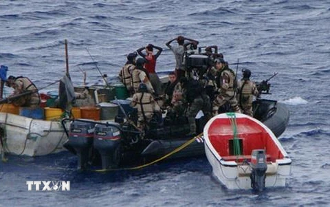 Lực lượng thực thi pháp luật bắt giữ một toán cướp biển trên vịnh Guinea thuộc khu vực Tây Phi. (Ảnh minh họa: TTXVN/phát)