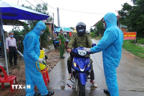 Chốt kiểm dịch do UBND huyện Sa Thầy (Kon Tum) tổ chức tại khu vực làng O, làng Trang, xã Ya Xiêr để ngăn chặn dịch bạch hầu lan rộng. (Ảnh: Dư Toán/TTXVN)