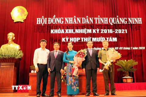 Thường trực Tỉnh ủy Quảng Ninh tặng hoa chúc mừng tân Phó Chủ tịch UBND tỉnh Quảng NInh Nguyễn Thị Hạnh. (Ảnh: Văn Đức/TTXVN)