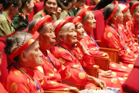 Các mẹ Việt Nam anh hùng trong buổi Gặp mặt. (Ảnh: Anh Tuấn/TTXVN)