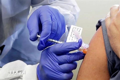 Thử nghiệm vắcxin phòng COVID-19 do công ty Moderna phát triển, tại Viện nghiên cứu sức khỏe Kaiser Permanente Washington ở Seattle, Mỹ, ngày 16/3/2020. (Ảnh: AFP/TTXVN)