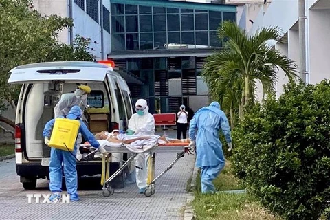 Bệnh viện Trung ương Huế tiếp nhận hai bệnh nhân nhiễm COVID-19 từ Đà Nẵng. (Ảnh: TTXVN phát)