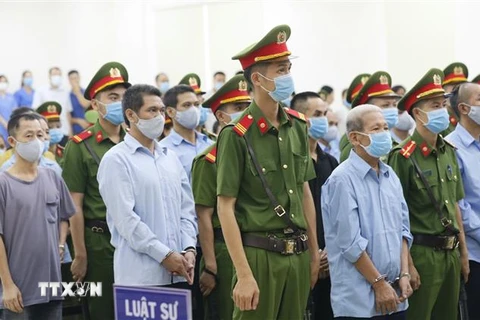 Các bị cáo nghe đại diện Viện Kiểm sát nhân dân thành phố Hà Nội đọc cáo trạng. (Ảnh: Doãn Tấn/TTXVN)