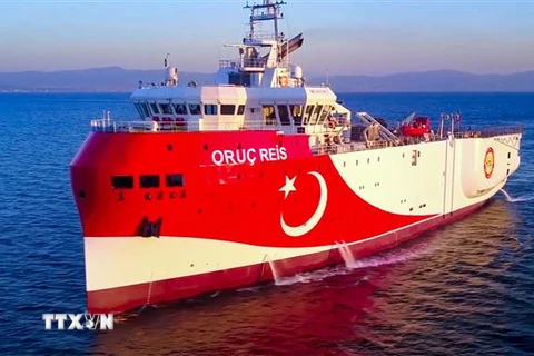 Tàu thăm dò Oruc Reis của Thổ Nhĩ Kỳ di chuyển ngoài khơi phía Tây Antalya trên Địa Trung Hải ngày 12/8/2020. (Ảnh: AFP/TTXVN)
