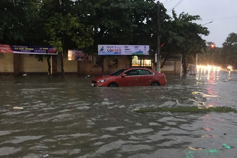Nghệ An: Mưa lớn kéo dài, nhiều tuyến phố ngập sâu. (Ảnh: Nguyễn Oanh/TTXVN)