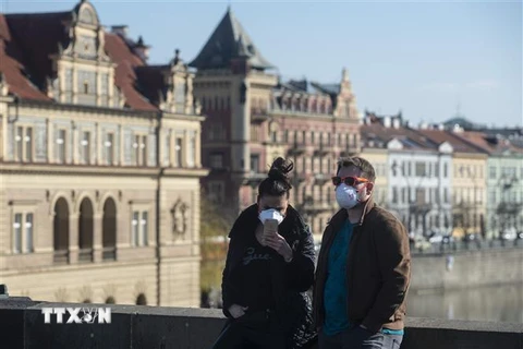 Người dân đeo khẩu trang phòng dịch COVID-19 tại Praha, CH Séc ngày 18/3/2020. (Ảnh: AFP/TTXVN)