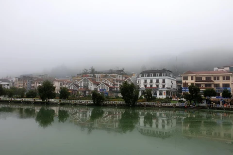 Thị trấn Sa Pa chìm trong sương mù và giá lạnh. (Ảnh minh họa: Quốc Khánh/TTXVN)