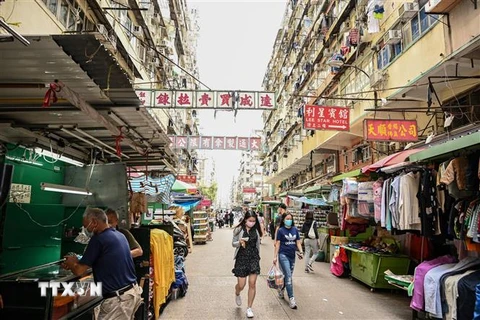 Một phố mua sắm ở Hong Kong, Trung Quốc. (Ảnh: AFP/TTXVN)