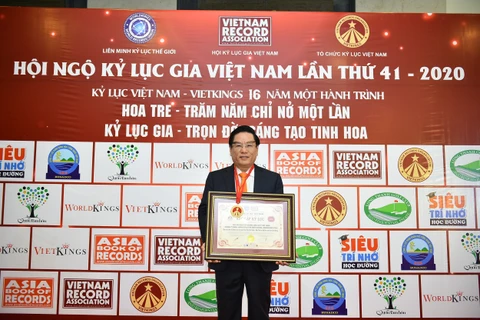 Tổng giám đốc BIENDONG POC Ngô Hữu Hải nhận Bằng xác lập và Kỷ niệm chương của Tổ chức Kỷ lục Việt Nam. (Nguồn: petrovietnam.petrotimes.vn)
