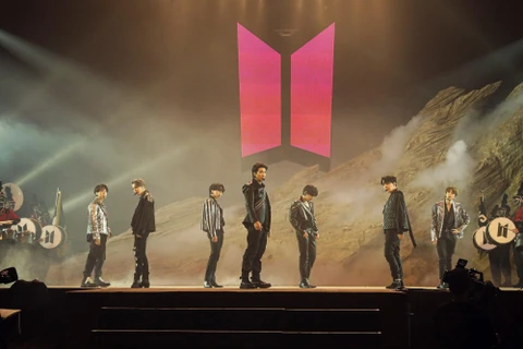 Nhóm nhạc BTS biểu diễn trong buổi hòa nhạc trực tuyến "BTS MAP OF THE SOUL ON:E" tại Seoul, Hàn Quốc. (Ảnh: Yonhap/TTXVN)