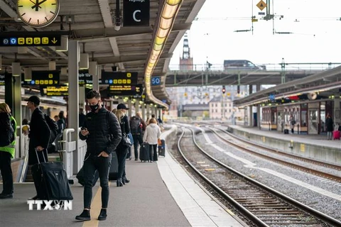 Người dân đeo khẩu trang phòng lây nhiễm COVID-19 tại nhà ga tàu hỏa ở Stockholm, Thụy Điển, ngày 3/11/2020. (Ảnh: THX/TTXVN)