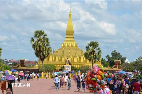 Người dân Lào tới tham dự Lễ hội Thạt Luổng. (Ảnh: Thu Phương/TTXVN)
