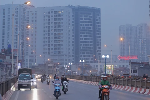 Người dân Hà Nội phải di chuyển trong tình trạng ô nhiễm không khí. (Ảnh: Hoàng Hiếu/TTXVN)