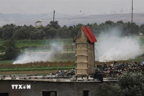 Khói bốc lên tại hiện trường vụ tấn công do Israel tiến hành tại thành phố Khan Yunis, phía Nam Dải Gaza, ngày 13/1/2021. (Ảnh: AFP/TTXVN)