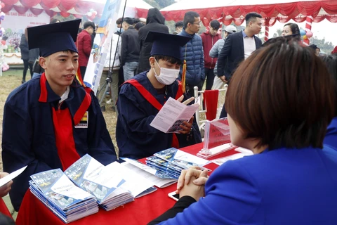 Các sinh viên tại Lào Cai được tư vấn việc làm ngay sau khi nhận bằng tốt nghiệp. (Ảnh: Quốc Khánh/TTXVN)